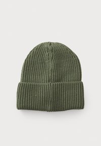 Gebreide beanie in donkergroen met een geribbelde textuur. Heeft een omgeslagen rand en een afgeronde bovenkant. Gemaakt van een zacht, warm materiaal.