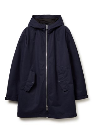 Chaqueta con capucha de color azul marino con cremallera frontal, mangas largas y bolsillos con solapa y cierre de botón en ambos lados.