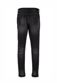 Vaqueros de denim negros con corte ajustado, con un dobladillo deshilachado y dos bolsillos traseros. La tela tiene una ligera textura desgastada.