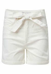 Pantalones cortos de mezclilla blanca con una cintura con cinturón, puños enrollados y dos bolsillos delanteros. La tela es suave con una ligera textura.