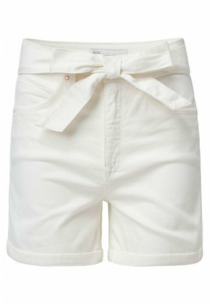 Białe dżinsowe szorty z paskiem w talii, zwiniętymi mankietami i dwoma przednimi kieszeniami. Materiał jest gładki z lekką teksturą.