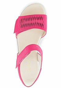Růžové semišové sandály se širokým předním popruhem s plisovaným designem, nastavitelným kotníkovým páskem a off-white polstrovanou podrážkou.
