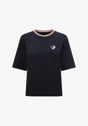 Marineblaues Kurzarmhemd mit gestreiftem Rundkragen und kleinem Herzpatch auf der linken Brust.