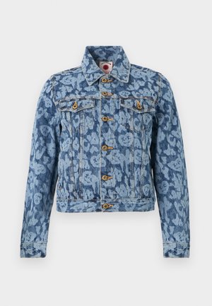 Μπλε τζιν μπουφάν με ανοιχτό μπλε λεοπάρ μοτίβο, κλείσιμο με κουμπιά μπροστά, δύο τσέπες στο στήθος με κουμπιά και κλασικό γιακά.