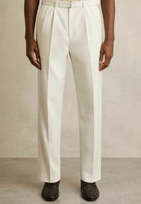 Reiss REGULAR FIT - STRAP BLEND BELTED PLEATED - Anzughose - white