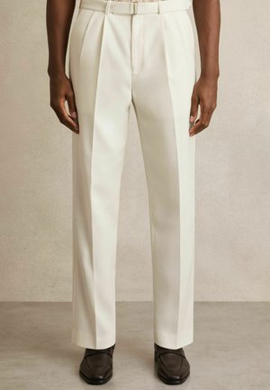 Reiss REGULAR FIT - STRAP BLEND BELTED PLEATED - Ülikonnapüksid - white