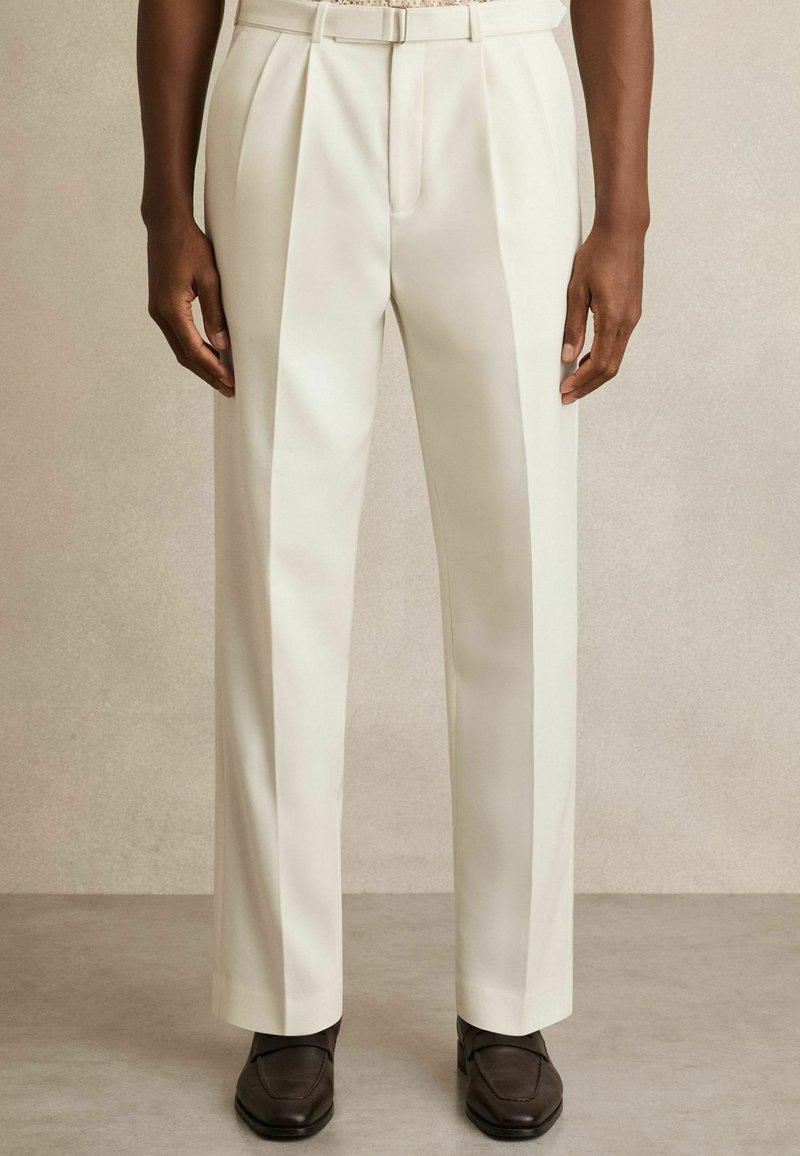 Reiss REGULAR FIT - STRAP BLEND BELTED PLEATED - Anzughose - white