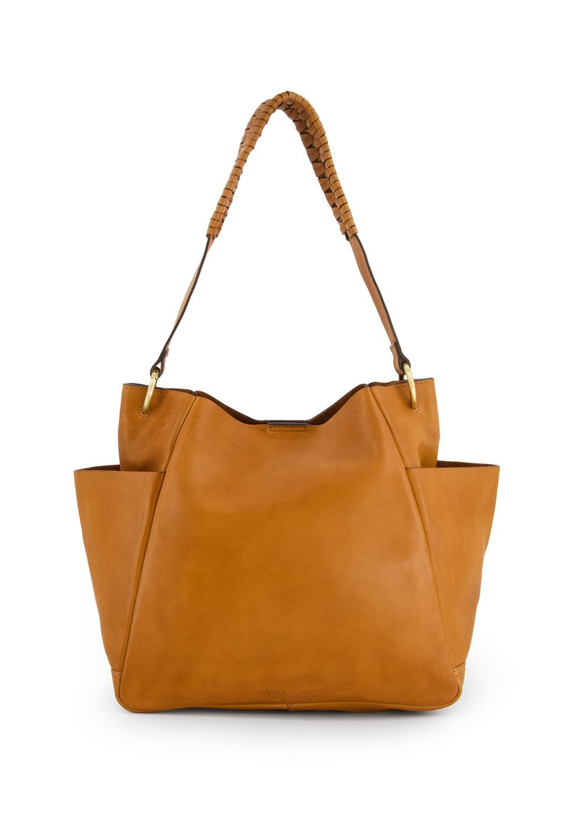 Tote-Bag aus braunem Leder mit geflochtenem Griff, geschwungener Form und seitlichen Außentaschen. Glatte Oberfläche und minimale Details.