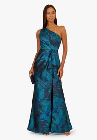 Jednobarevné večerní šaty na jedno rameno v tmavě modrém saténu s zelenými květinovými vzory, s bočním rozparkem a drapovaným detailem v pase.