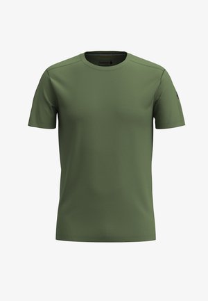 T-shirt verde oliva a maniche corte con scollo rotondo, cuciture minimaliste e logo discreto sulla manica sinistra.
