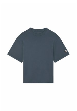 T-shirt court à manches courtes de couleur gris foncé avec un petit logo rond sur la manche gauche, présenté sur un fond blanc.
