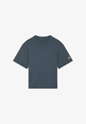 T-shirt court à manches courtes de couleur gris foncé avec un petit logo rond sur la manche gauche, présenté sur un fond blanc.