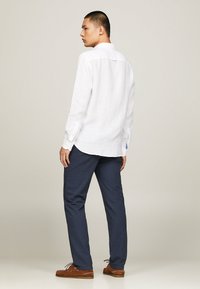 Tommy Hilfiger PIGMENT DYED  - Camicia - optic white