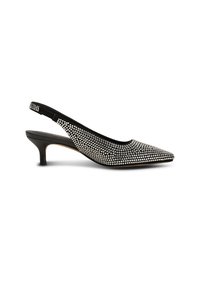 Chaussure noire à talon kitten et bride arrière, avec un bout pointu, couverte de petits clous argentés pour un effet scintillant sur fond blanc.