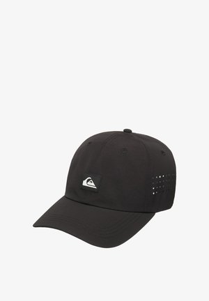 Casquette de baseball noire en tissu avec une visière courbée. Présente un patch logo blanc et des détails perforés sur le côté.
