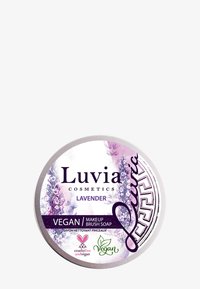 Laventeliantuoksuinen vegaaninen meikkisivellinsoap Luvialta. Pyöreä hopeinen tinapakkaus, jossa kukkakuvio, brändinimi ja eläinkokeettomuuden symbolit.