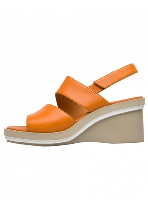 Orange læder kile-sandal med åben tå, brede remme og beige plateau-sål med hvid accentstribe.