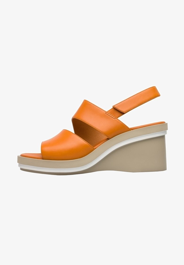 Sandale compensée en cuir orange avec orteil ouvert, larges brides et semelle plateforme beige avec bande blanche.