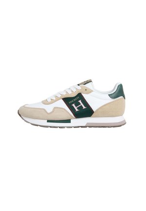 Weiße und beige Sneaker mit grünen Akzenten, weißen Schnürsenkeln und dem "Hackett H"-Logo an der Seite, von der Außenseite betrachtet.