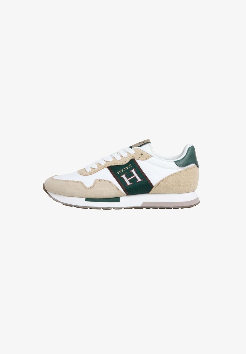 Zapatilla blanca y beige con acentos verdes, cordones blancos y logo "Hackett H" en el costado, vista desde el lado exterior.