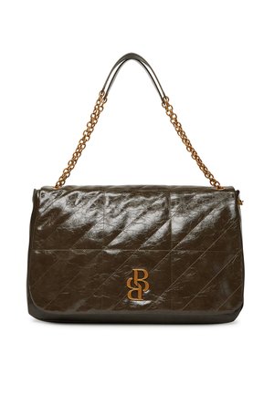 Lesklá tmavě hnědá kožená kabelka se zlatým řetízkem a zlatým propleteným logem "BB" na předním klopě.