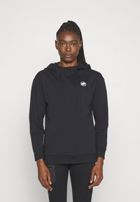 Sweatshirt à capuche noire en tissu doux, avec un cordon de serrage, des poignets côtelés et un petit logo sur le côté gauche de la poitrine. Texture lisse.