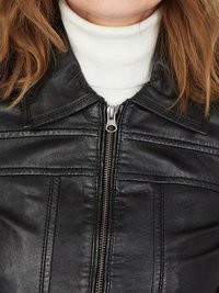Schwarze Lederjacke mit Kragen und vorderem Reißverschluss. Hat horizontale Nähte über der Brust und eine glatte Textur.