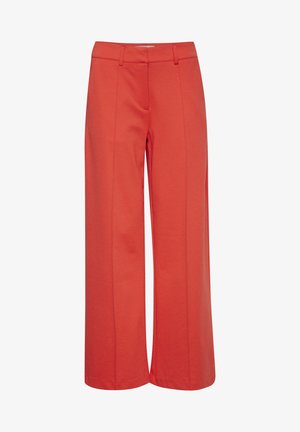 Pantalones rojos de pierna ancha confeccionados con una tela suave, que presentan una parte delantera lisa con dos costuras verticales, presillas para cinturón y un dobladillo que se sitúa en el tobillo.