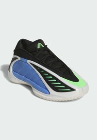 Czarny sneaker z niebieskimi siateczkowymi bokami, białą podeszwą i jaskrawozielonymi akcentami, przedstawiony z boku pod kątem na białym tle.