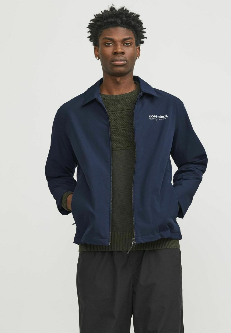 Jack & Jones - JCOTRACK SHACKET - Vasaras jaka - navy blazer, Palielināt