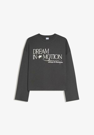 Chemise courte à manches longues gris foncé avec texte blanc "DREAM IN MOTION infinite grace always is forever" et un graphique d'étoile sur le devant.