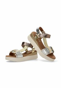 Sandalias metálicas con suela de plataforma, con tonos mezclados de plata, oro y bronce. Tiras texturizadas con un acento de hebilla.