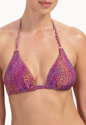 Vrouw draagt een paarse halterbikinitop met patroon, met kralenriempjes en een geplooid detail in het midden, waarbij de schouders en de bovenkant van de borst zichtbaar zijn.