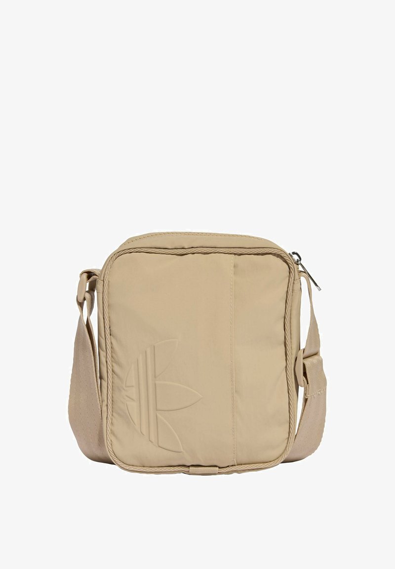 Borsa a tracolla beige in nylon, con logo testurizzato sulla parte anteriore, chiusura con cerniera e tracolla regolabile. Design compatto e rettangolare.