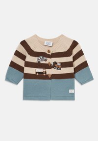 Cardigan pour enfant avec des rayures beige, marron et bleues, mettant en avant des broderies de véhicules et des boutons en bois. Texture tricotée, manches courtes, col rond.