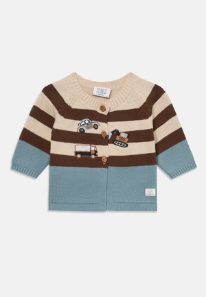 Kinder-Strickjacke mit beigen, braunen und blauen Streifen, verziert mit Fahrzeugstickerei und Holzknöpfen. Strickstruktur, kurze Ärmel, Rundhalsausschnitt.