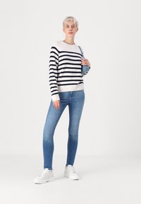 GAP CASHSOFT CREW - Pulover - white/navy