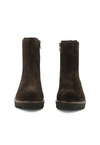 Stivali alla caviglia in suede marrone con una texture liscia, chiusura con cerniera laterale e suola in gomma bassa e sagomata. Silhouette classica e lineare.