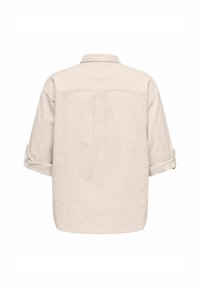 Chemise beige à manches longues avec poignets retroussés, pli dans le dos et col classique, présentée sur fond blanc.