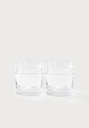 To klare glasskuber, korte og firkantede, med en teksturert kant og fylt med vann. Gjennomsiktig med en jevn overflate.