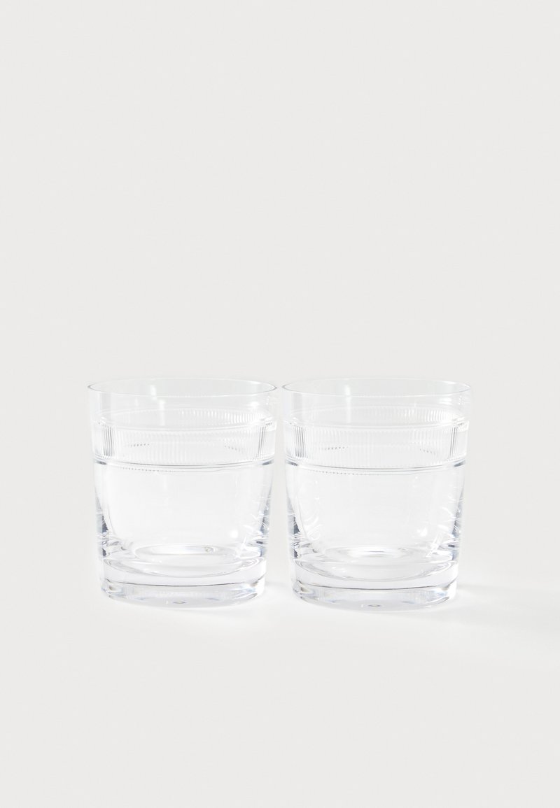 Dve prozorni stekleni kozarci, kratki in kvadratne oblike, s teksturiranim robom in napolnjeni z vodo. Prozorni z gladko površino.