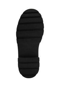 Čierna gumová podrážka topánky s ryhovaným dizajnom, horizontálnymi drážkami, hladkým povrchom a jemným zakrivením na špičke a päte.