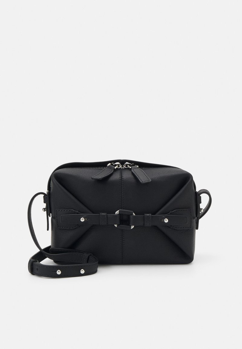 Borsa a tracolla in pelle nera con superficie texturizzata, due chiusure con zip, tracolla regolabile e un dettaglio decorativo sulla tracolla con una fibbia in metallo.