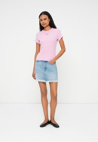 Tommy Jeans SLIM SCRIPT LABEL TEE UNISEX - Pamata T-krekls - carnival pink