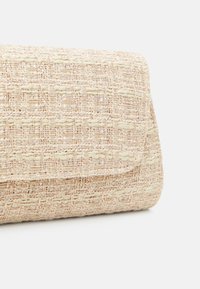 Pochette en tweed beige avec texture tissée et fermeture à rabat incurvé sur fond blanc.