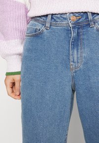 Noisy May Petite NMNAT - Calças de ganga à boca de sino - medium blue denim