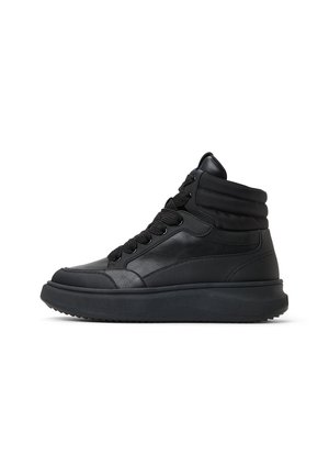 Sort højtop sneaker med polstret ankel, tekstureret læder og stofpaneler, tyk sål og sorte snørebånd på hvid baggrund.