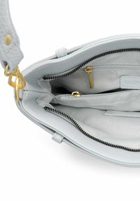 Heledast hall nahast käekott kuldsete detailidega, mitme sisemise sektsiooni ja tõmblukuga taskuga. Tekstuuriga välispind.