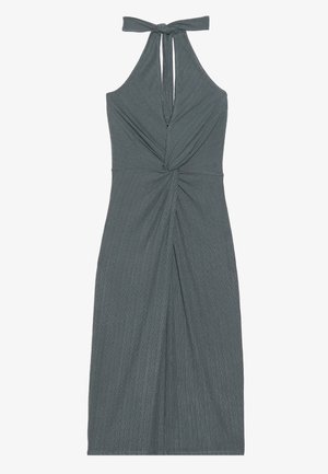 Vestido sin mangas tipo halter en gris oscuro con una tela texturizada. Presenta un detalle frontal retorcido y un cierre con lazo en el cuello.