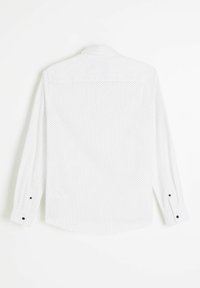 Biała koszula z długim rękawem z drobnym, czarnym wzorem w groszki. Posiada klasyczny kołnierzyk i mankiety zapinane na guziki. Gładka faktura tkaniny.